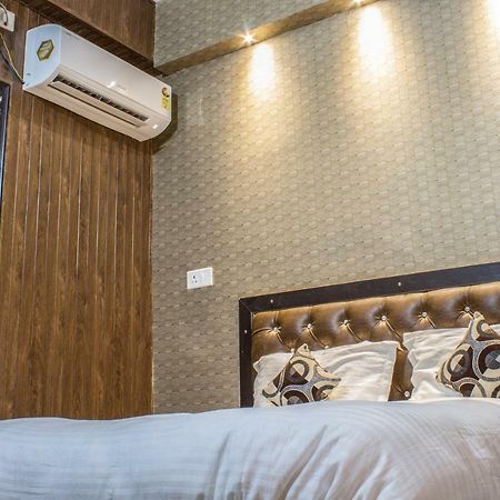 Hotel Varanasi Ganges Exteriör bild