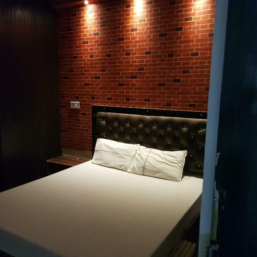 Hotel Varanasi Ganges Exteriör bild