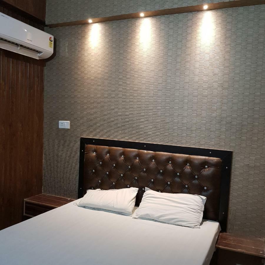 Hotel Varanasi Ganges Exteriör bild