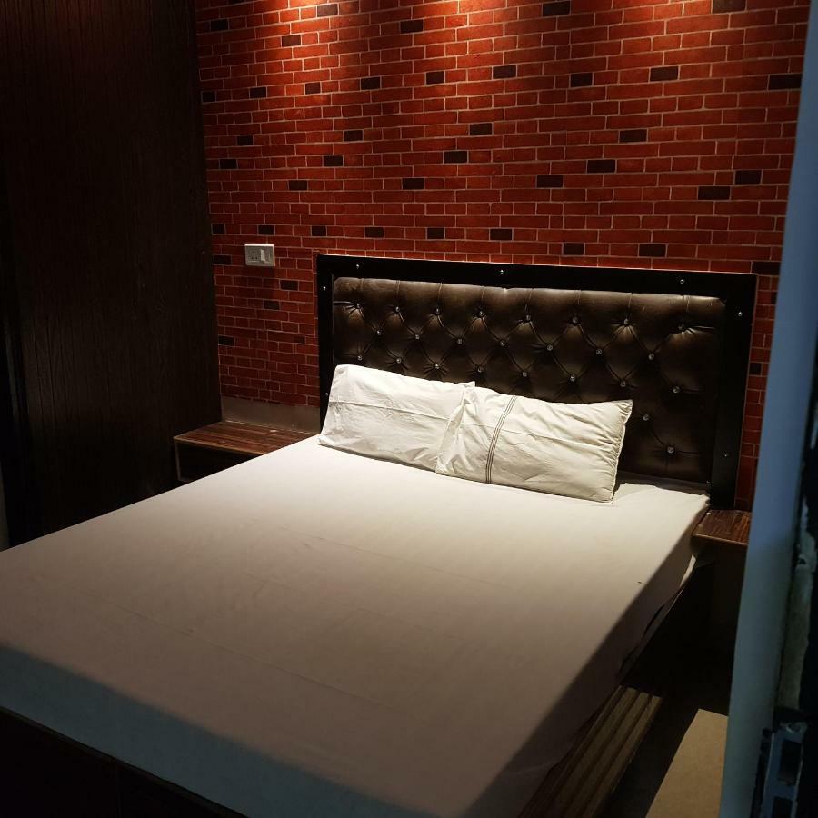 Hotel Varanasi Ganges Exteriör bild
