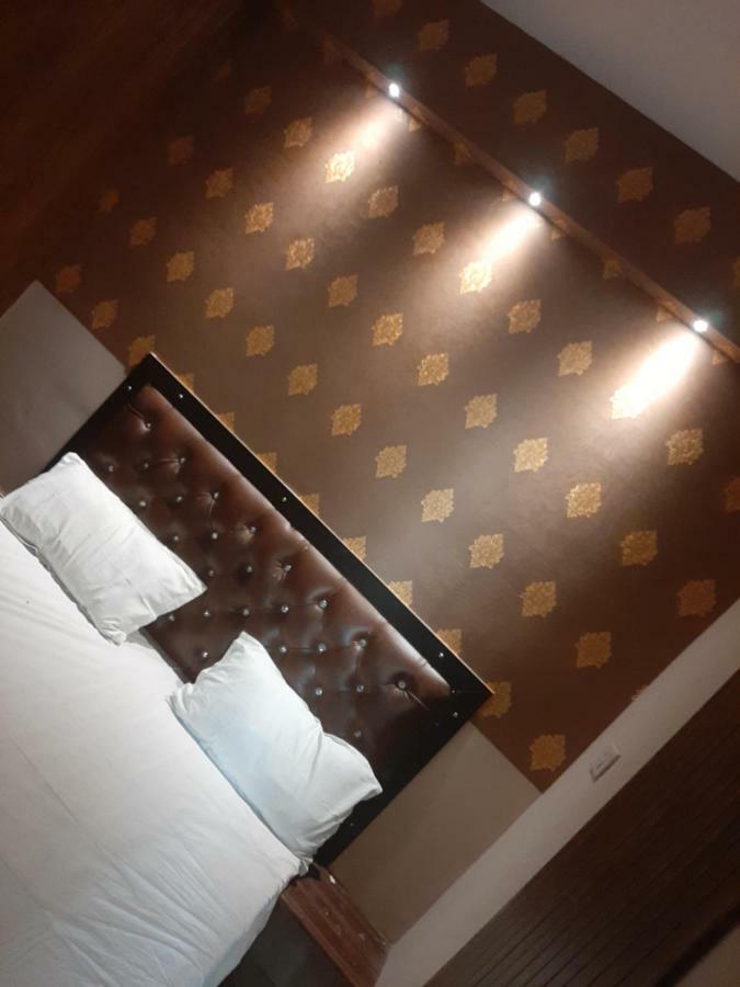 Hotel Varanasi Ganges Exteriör bild