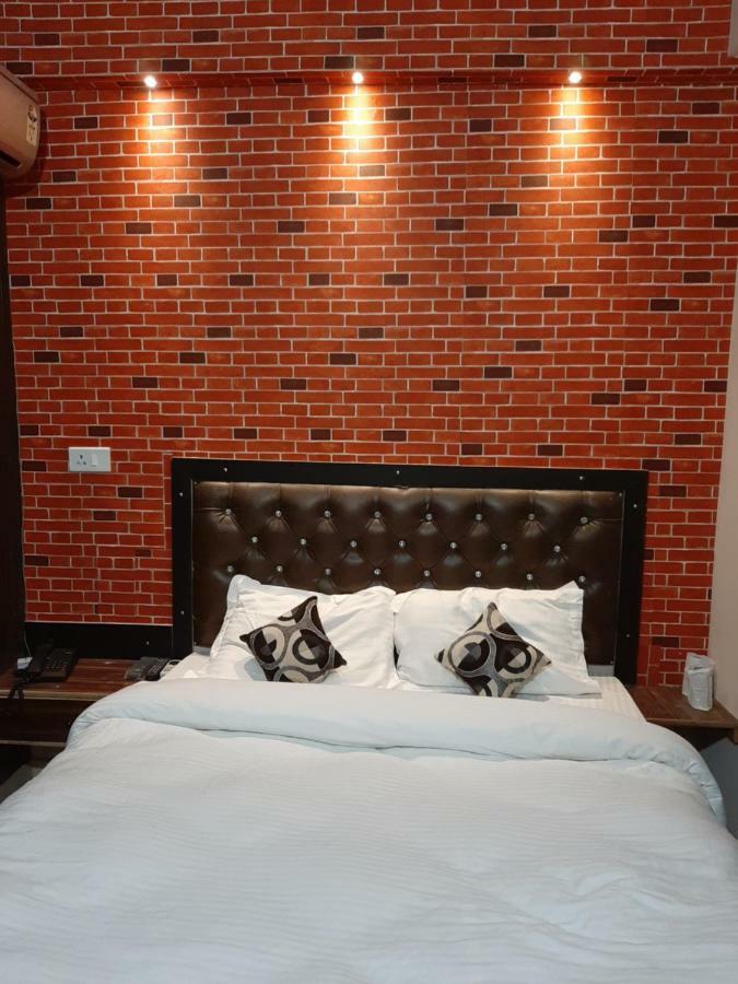 Hotel Varanasi Ganges Exteriör bild