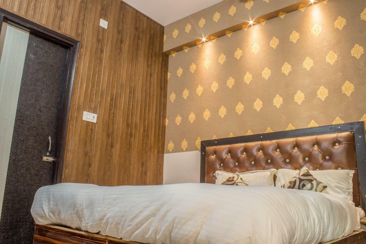 Hotel Varanasi Ganges Exteriör bild