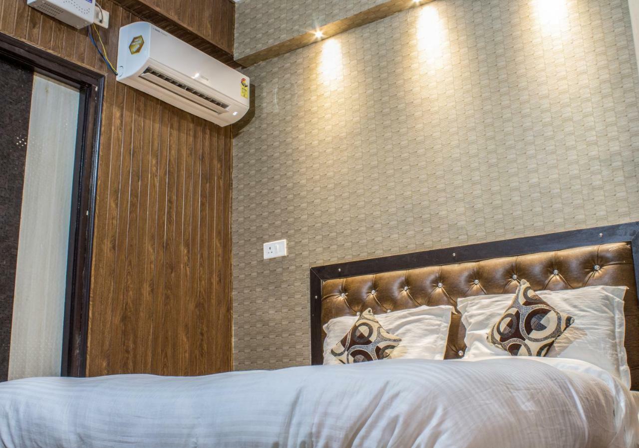 Hotel Varanasi Ganges Exteriör bild